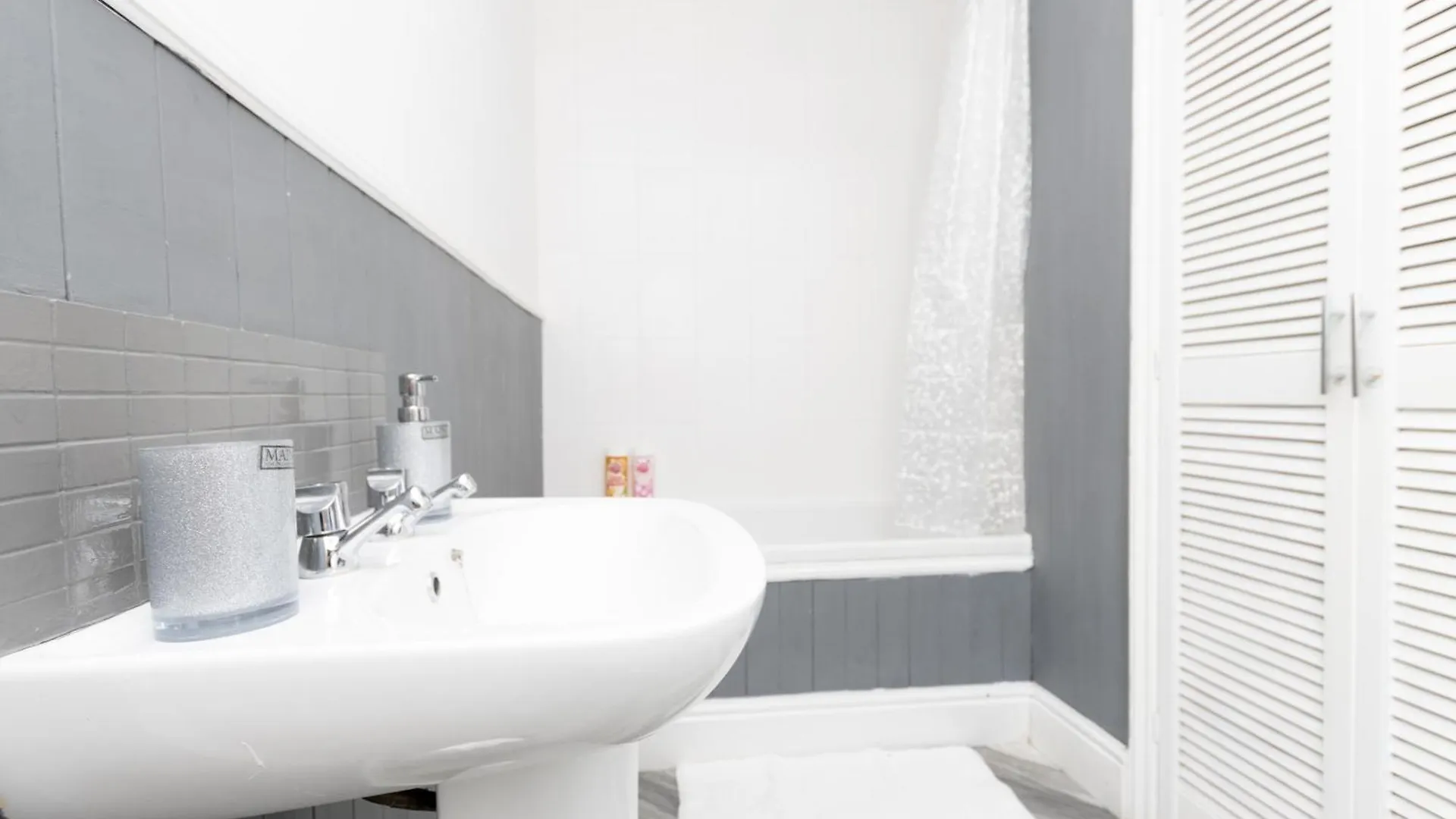 Cozy Nottingham Retreat Entire Home With 4 Bedroom 0*,  Reino Unido